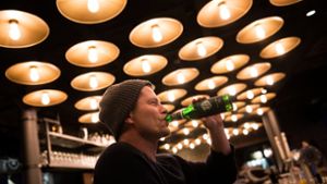 „Hmmmm, das schmeckt!“: Til Schweiger trinkt im Restaurant „Liebesbier“ der Brauwerkstatt „Maisel & Friends“ in Bayreuth sein Bier. Foto: dpa