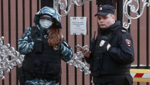 Beamtinnen untersuchen in  Moskau den Ort, wo die Leichen des russischen  Bankers Vladislav Avayev, seiner Frau und Tochter gefunden wurden. Foto: Imago//Sergei Fadeichev