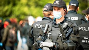 Ein Polizist trägt eine Mund-Nasen-Bedeckung – auch zum Schutz von Demonstranten, die wenig von Masken und anderen Schutzmaßnahmen halten. Foto: 7aktuell/Marc Gruber