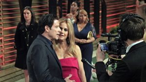 Auf der Vanity-Fair-Party nach den Oscars war er wieder ganz entspannt: John Travolta mit seiner Frau Kelly Preston. Foto: dpa