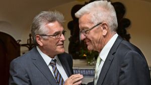 Landesbund-Chef Volker Stich und Ministerpräsident Winfried Kretschmann: Beamte und Landesregierung haben zu einem innigen Miteinander zurückgefunden. Foto: Eppler Frank