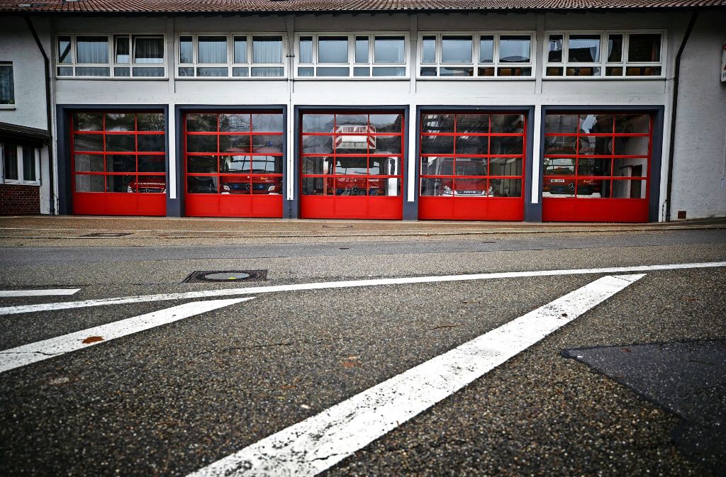 Feuerwehrleute leben gefährlich. In Waiblingen ist schon die Ausfahrt  aus dem Feuerwehrhaus  – entgegen einer Einbahnstraße in eine Kreuzung  – ein Risiko. Foto: Gottfried Stoppel