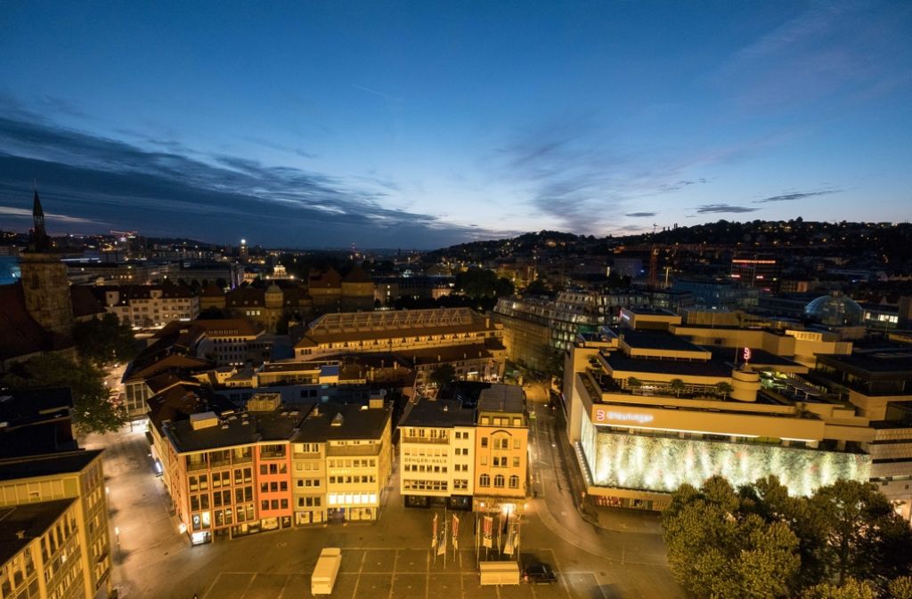 Noch Ist Es Fast Dunkel Uber Dem Stuttgarter Marktplatz Doch