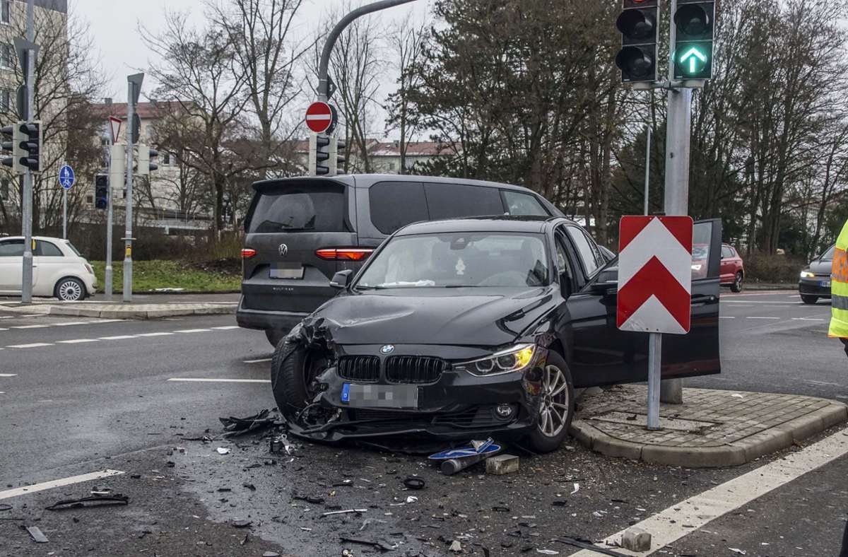 Der BMW war in Richtung Innenstadt unterwegs, als der Audi auf ihn krachte.
