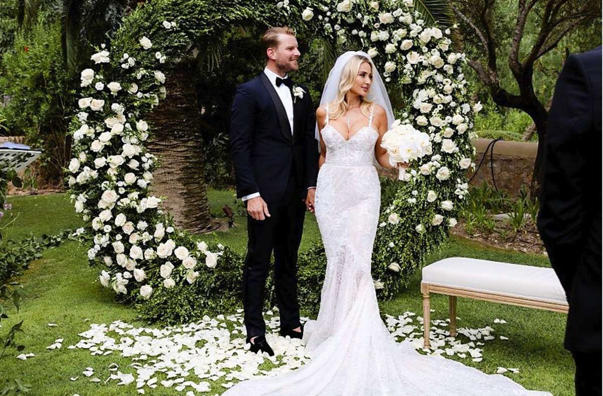 Das Brautpaar umrahmt von weißen Rosen Foto: Wedding Novelle/Sophia Noelle