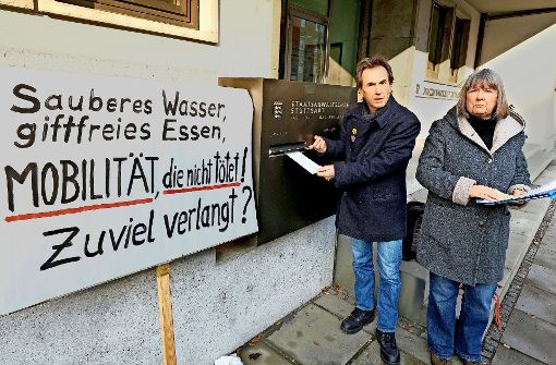 Susanne Jallow und Peter Erben werfen dem OB und dem Regierungspräsidenten Untätigkeit vor. Foto: dpa
