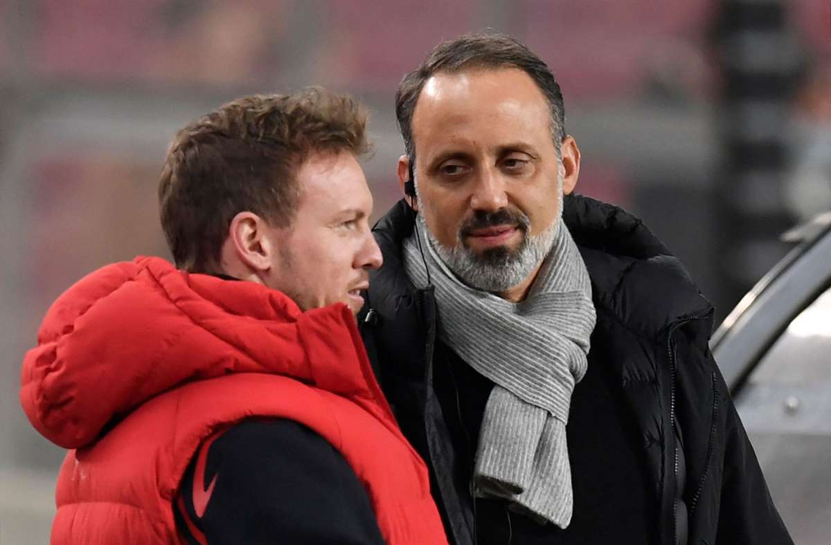 Bayern-Coach Julian Nagelsmann und VfB-Trainer Pellegrino Matarazzo im freundlichen Gespräch vor dem Spiel.