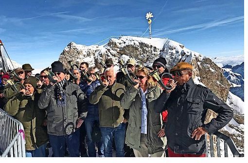 Die Ludwigsburger Jagdhornbläser  auf der Zugspitze, kurz bevor japanische Touristen sie als Fotomotiv  entdeckten Foto: KJV
