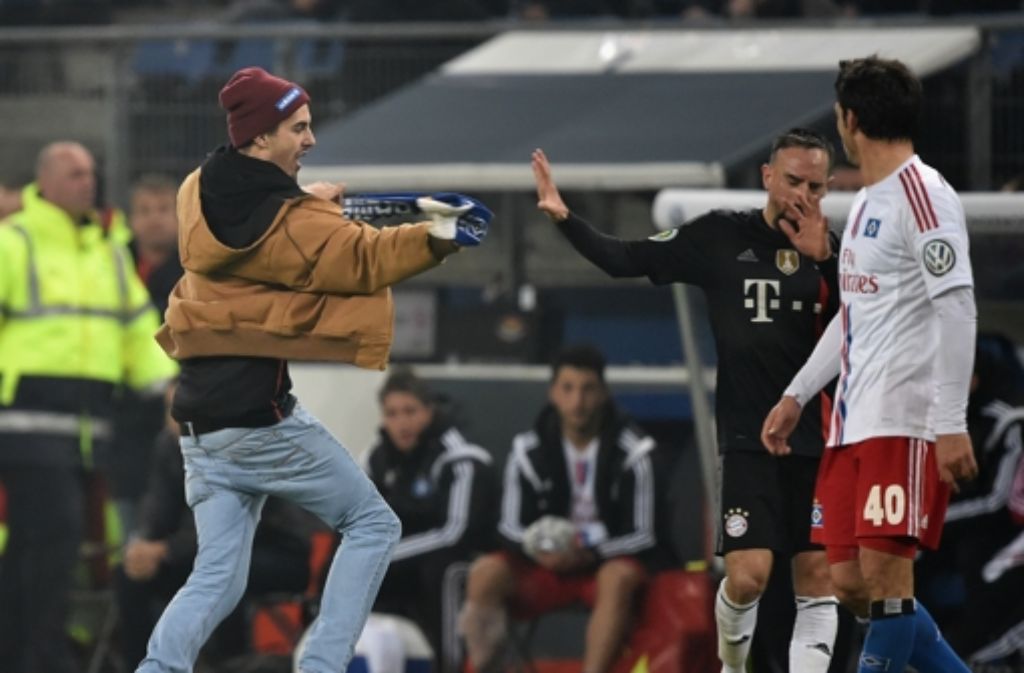 Wenige Sekunden vor Ende des Spiels (1:3) war ein HSV-Fan auf den Rasen gestürmt, hatte Franck Ribéry mit seinem Schal ins Gesicht geschlagen und obszöne Gesten gezeigt.
