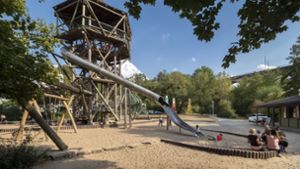 Der große Holzturm mit Rutsche ist das Wahrzeichen des Abenteuerspielplatzes an der Enz in Bietigheim-Bissingen. Foto: factum/Weise