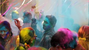 Das Holi-Fest versetzt jedes Jahr im Frühling Millionen Menschen in einen Farbenrausch. Foto: dpa