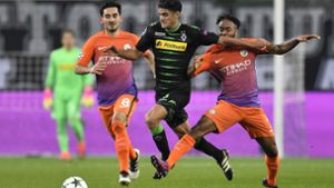 Mönchengladbachs Mahmoud Dahoud, Mitte, gegen Manchester Citys Raheem Sterling, rechts, und Ilkay Gundogan. Foto: AP