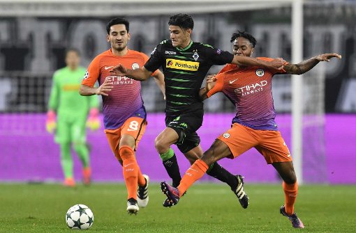 Mönchengladbachs Mahmoud Dahoud, Mitte, gegen Manchester Citys Raheem Sterling, rechts, und Ilkay Gundogan. Foto: AP