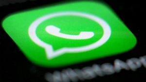 Whatsapp will von nun an mehr Daten mit Facebook teilen. User müssen dieser Änderung zustimmen, um die App weiterhin nutzen zu können. Foto: dpa/Martin Gerten