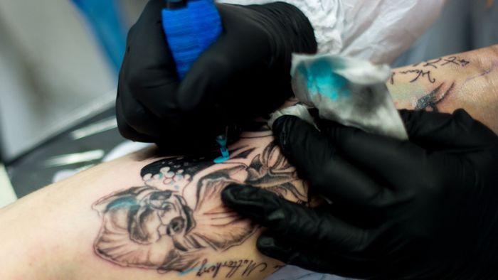 Polizei darf Objektschützer mit Busen-Tattoo ablehnen