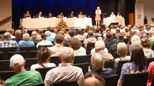 Die scheidende Oberbürgermeisterin Ursula Keck begrüßte Podium  und Publikum. Foto: Werner Kuhnle