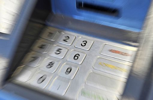 Abgetrennte Tastenabdeckungen am Geldautomaten können auf Betrüger hindeuten. Foto: dpa/Marius Becker