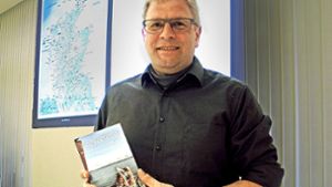 Der Kartograph und Journalist Hans-Martin Goede mit seinem Reiseführer über die Äußeren Hebriden. Foto: Susanne Müller-Baji