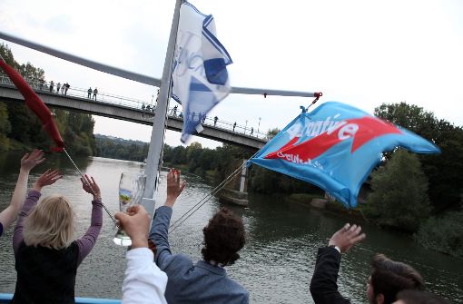 AfD-Mitglieder in Feierlaune jubeln Passanten auf den Brücken über den Neckar zu. Foto: Lichtgut/Jan Reich
