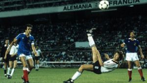3:3-Ausgleich per Fallrückzieher: Klaus Fischer verhindert im WM-Halbfinale 1982 gegen Frankreich das deutsche Ausscheiden. Foto: imago