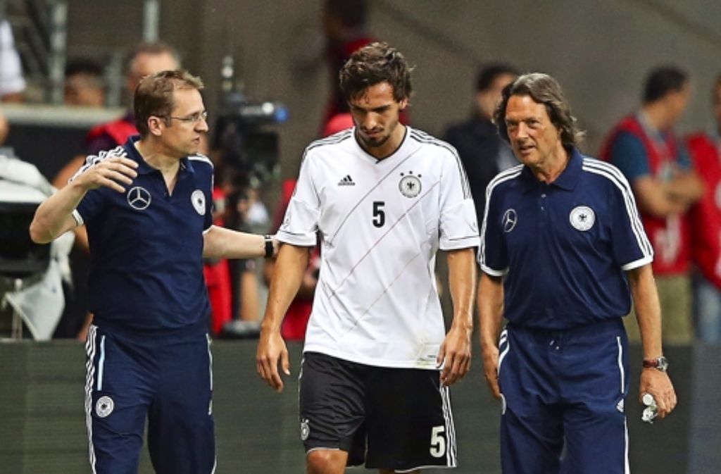 Insgesamt sind beim WM-Turnier in Brasilien drei Ärzte für den DFB im Einsatz. Meyer (links) und Müller-Wohlfahrt (rechts) sind zwei davon. Josef Schmitt ist der dritte Doc.