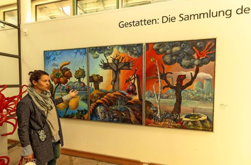 Böblingens Galerieleiterin Corinna Steimel steht vor einem Triptychon von Hans Bäurle. Der Altdorfer Maler feiert in diesem Jahr seinen 90. Geburtstag Foto: Eibner/Drofitsch