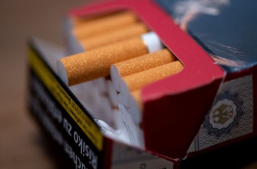 Nicht an Zigaretten fehlt es, sondern an den sie umhüllenden Kartons. Foto: dpa/Sven Hoppe