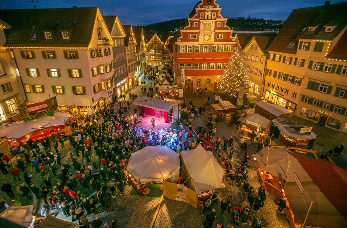 Weihnachtsflair vor der Kulisse des Alten Rathauses: der Mittelalter- und Weihnachtsmarkt in Esslingen.