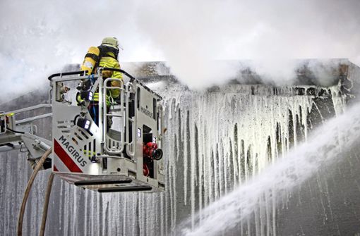 Immer mehr Einsätze müssen  die Feuerwehren leisten.  Die Anzahl der Brände bleibt  aber konstant. Unser Bild zeigt einen Einsatz   in Aichtal im Jahr  2016. Foto: Archivfoto: Michael Steinert