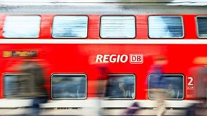 An einem Regionalzug in Baden-Württemberg ist am Montagabend Rauch ausgetreten. Foto: dpa