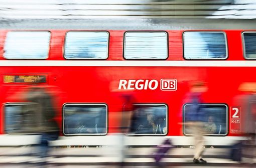 An einem Regionalzug in Baden-Württemberg ist am Montagabend Rauch ausgetreten. Foto: dpa