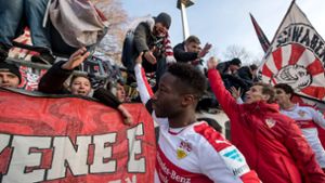 Die Spieler des VfB Stuttgart bedanken sich bei ihren Fans, die nach Aue gereist sind. Foto: dpa