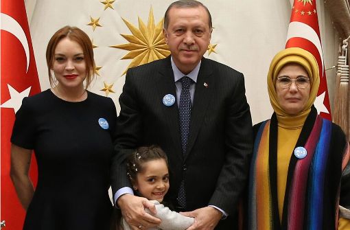 Das syrische Mädchen Bana hat den türkischen Präsidenten Erdogan sowie die Schauspielerin Lindsay Lohan (l.) getroffen. Foto: TURKEYS PRESIDENTIAL PRESS SERV
