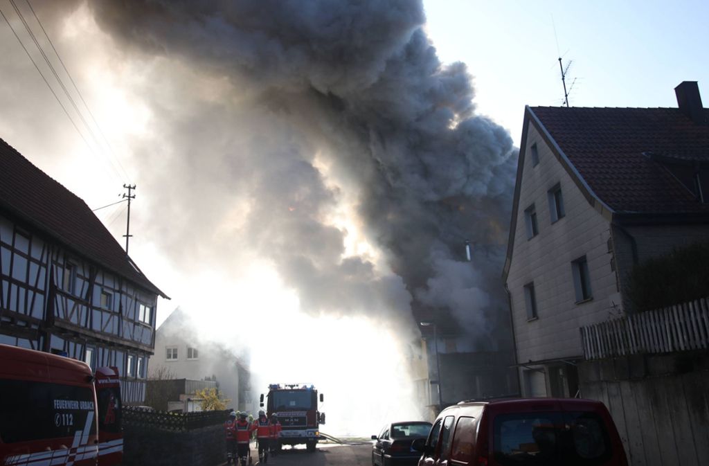 Nach einem Brand in Urbach dauern die Löscharbeiten an.