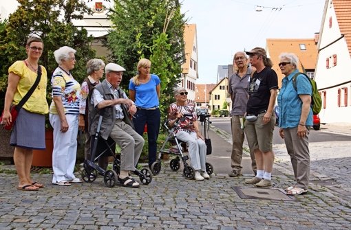 Birgit Dirksmöller von der Ilm  (Zweite von rechts) unterhält die Teilnehmer des Stadtteilspaziergangs mit kleinen Anekdoten. Foto: Waltraud Daniela Engel