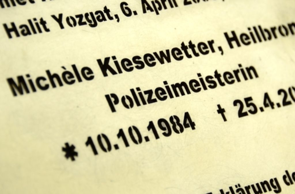 Die  Gedenktafel für die ermordete Polizistin Michele Kiesewetter  auf der Theresienwiese in Heilbronn Foto: dapd
