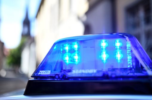Die Polizei sucht nach zwei Trickbetrügern, die in Großsachsenheim eine Seniorin bestohlen haben. (Symbolbild) Foto: dpa