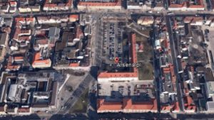 Der Arsenalplatz in der Ludwigsburger Innenstadt  soll autofrei werden, die daneben verlaufende Straße ebenfalls. Foto: Google Earth