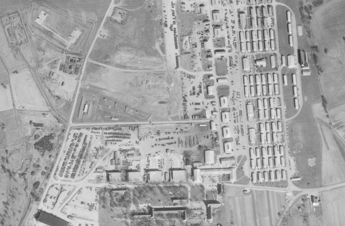 Der Scharnhauser Park ist mehrfach ausgezeichnet worden, inzwischen wohnen dort 8500 Menschen.  Im Jahr 1968 (Luftbild unten links) war davon noch nichts zu ahnen – damals wurde das Gelände vom Militär genutzt.
