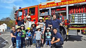 Bürgermeister Johann Singer (hintere Reihe, 2. v. l.) mischte sich gemeinsam mit ein paar Kindern unter die Feuerwehrleute. Foto: Fatma Tetik