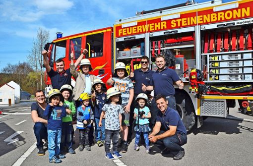 Bürgermeister Johann Singer (hintere Reihe, 2. v. l.) mischte sich gemeinsam mit ein paar Kindern unter die Feuerwehrleute. Foto: Fatma Tetik