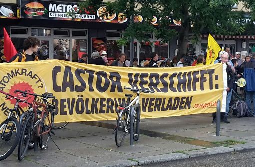 „Castor verschifft: Bevölkerung verladen“ – Atomkraftgegner protestieren in Heilbronn. Foto: Carola Fuchs