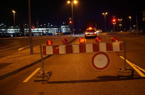 Auf dem Werksgelände von Daimler in Sindelfingen ist bereits den zweiten Tag in Folge eine Bombe gefunden worden. Sämtliche Rettungskräfte sind im Einsatz. Foto: SDMG