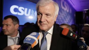 „Kein schöner Tag“ für die CSU: Horst Seehofer ruft seine Partei nach den ersten Hochrechnungen zur Geschlossenheit auf. Foto: dpa