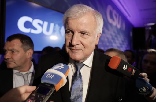 „Kein schöner Tag“ für die CSU: Horst Seehofer ruft seine Partei nach den ersten Hochrechnungen zur Geschlossenheit auf. Foto: dpa