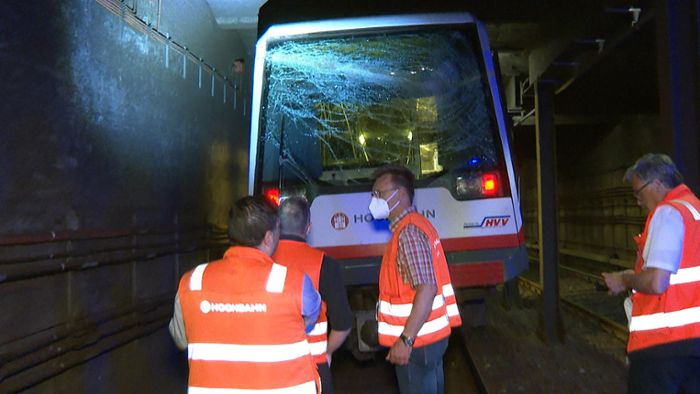 U-Bahn fährt in Tunnel gegen Bohrer - drei Leichtverletzte