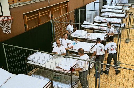 Helfer errichten in der Wölkhalle ein Massenquartier. Bald können sie es wieder räumen. Foto: Horst Rudel