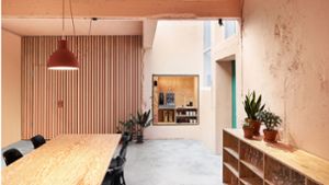 Deutschlands bester Arbeitsplatz: Besprechungsraum mit Kaffee-Station im Stuttgarter Architekturbüro andOffice. Foto: andOFFICE/Philip Kottlorz