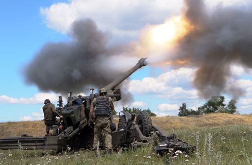 Ukrainische Soldaten feuern im Donbass aus einer Haubitze. Foto: dpa/--