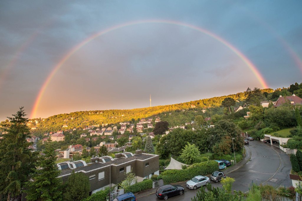 Selten sieht man einen Regenbogen so leuchtend strahlen wie am Sonntagabend über Stuttgart: Der Fernsehturm unter einem leuchtenden Regenbogen.